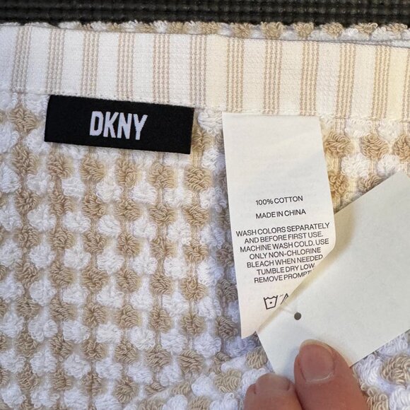 4 Pc. DKNY Monet Tile Beige White Washcloths Squares Dots Stripes Towels Gingham - Picture 3 of 3
